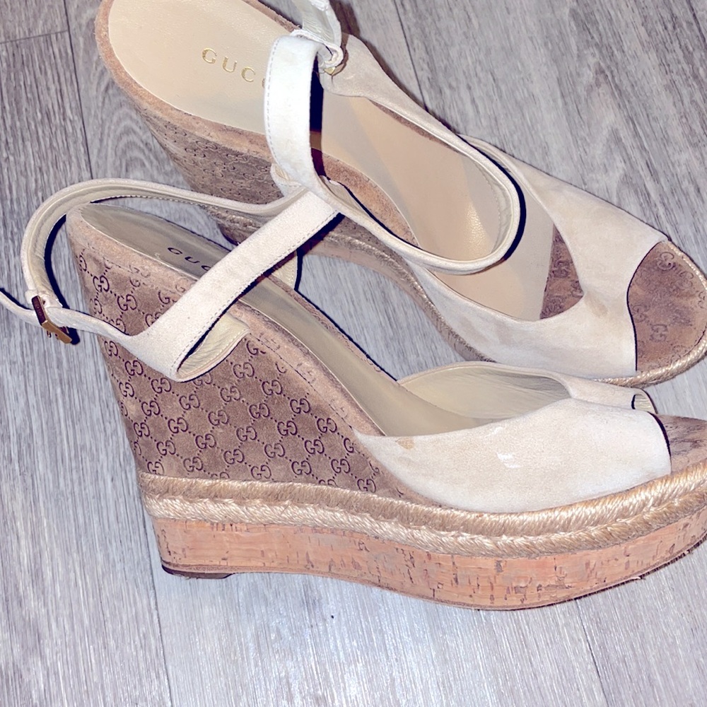 Gucci Nude Beige Open-Toe Wedge Sandals - Picture 2 of 4